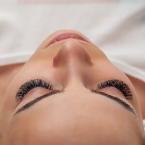 O que é e quais os benefícios do alongamento de cílios?